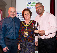 Mayor Frances Stainton presents award to owners of  Maltese cafe Parparellu